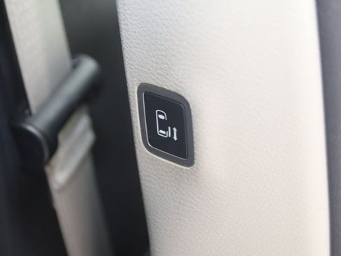 Used 2020 Chrysler Pacifica Touring FWD image 14
