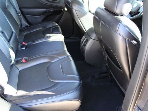 Used 2019 Jeep Cherokee Latitude Plus image 30