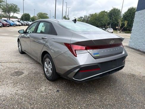 Used 2024 Hyundai Elantra SE FWD image 3