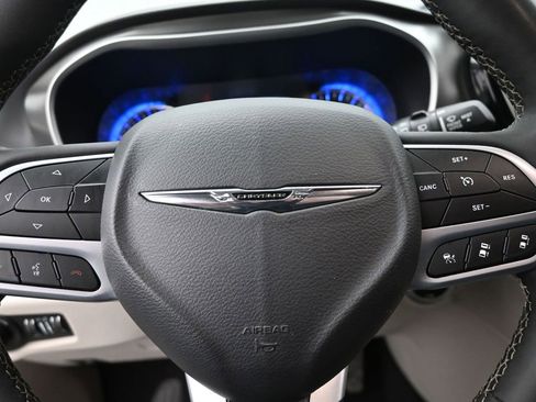 Used 2024 Chrysler Pacifica Touring-L image 17