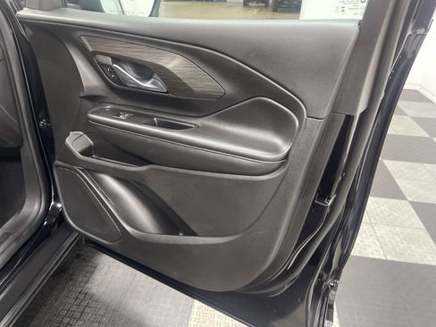 Used 2023 GMC Terrain SLT image 25