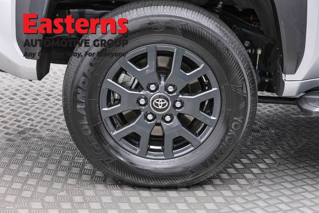 Used 2025 Toyota 4Runner SR5 AWD/4WD image 32
