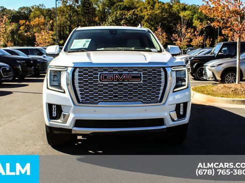 Used 2022 GMC Yukon XL Denali w/ Denali Premium Package image 10