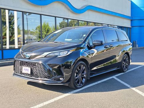 Used 2022 Toyota Sienna XSE image 1