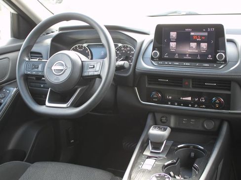 Used 2024 Nissan Rogue SV image 10