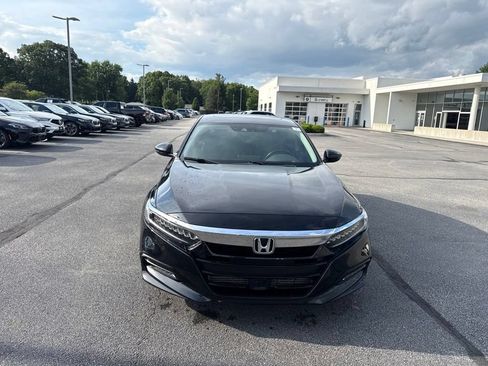 Used 2020 Honda Accord Touring image 2