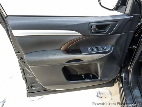 Used 2016 Toyota Highlander LE image 24