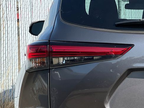 Used 2022 Toyota Highlander LE AWD/4WD image 22