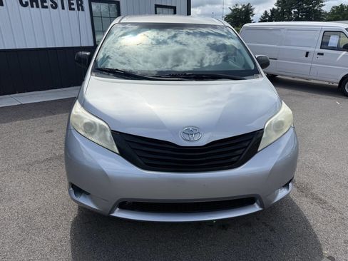 Used 2011 Toyota Sienna FWD image 2