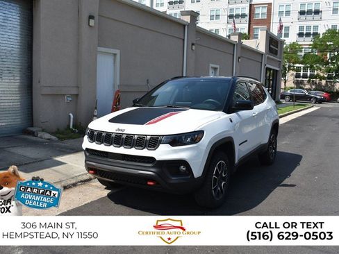 Used 2025 Jeep Compass Trailhawk AWD/4WD image 3