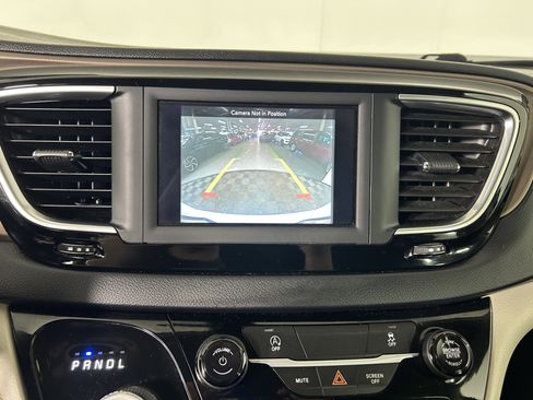 Used 2021 Chrysler Voyager L FWD image 21