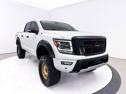 Used 2020 Nissan Titan PRO-4X w/ Pro-4x Convenience Package image 12