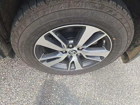 Used 2018 Toyota RAV4 XLE AWD/4WD image 5