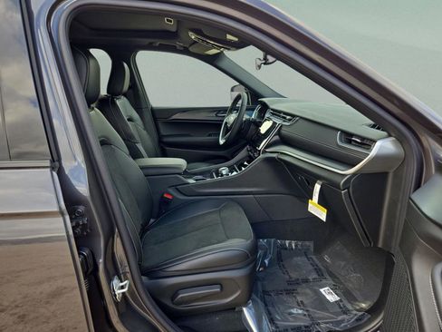 New 2025 Jeep Grand Cherokee Altitude RWD image 29
