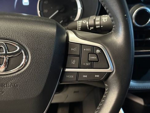 Used 2023 Toyota Highlander LE AWD/4WD image 11