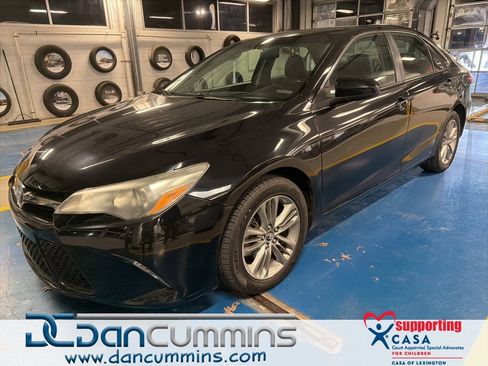 Used 2017 Toyota Camry SE image 1