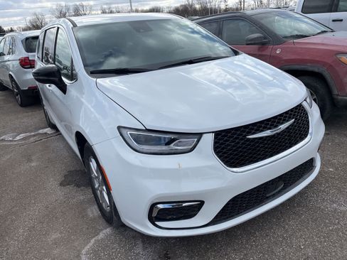 Used 2025 Chrysler Pacifica Select image 20