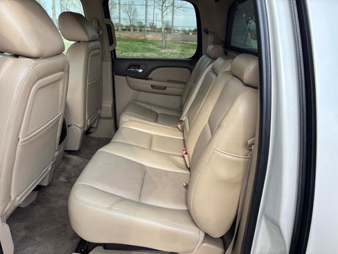 Used 2011 Chevrolet Avalanche LTZ image 11