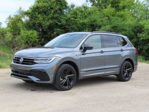 Used 2024 Volkswagen Tiguan SE R-Line AWD/4WD image 8