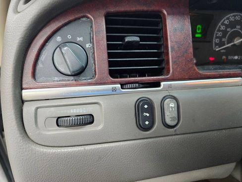 Used 2005 Lincoln Town Car Signature Limited image 24