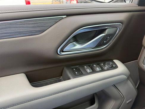 Used 2022 GMC Yukon XL SLT w/ SLT Premium Package image 21