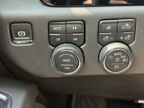 Used 2025 Chevrolet Silverado 1500 LT Trail Boss w/ Convenience Package II AWD/4WD image 16