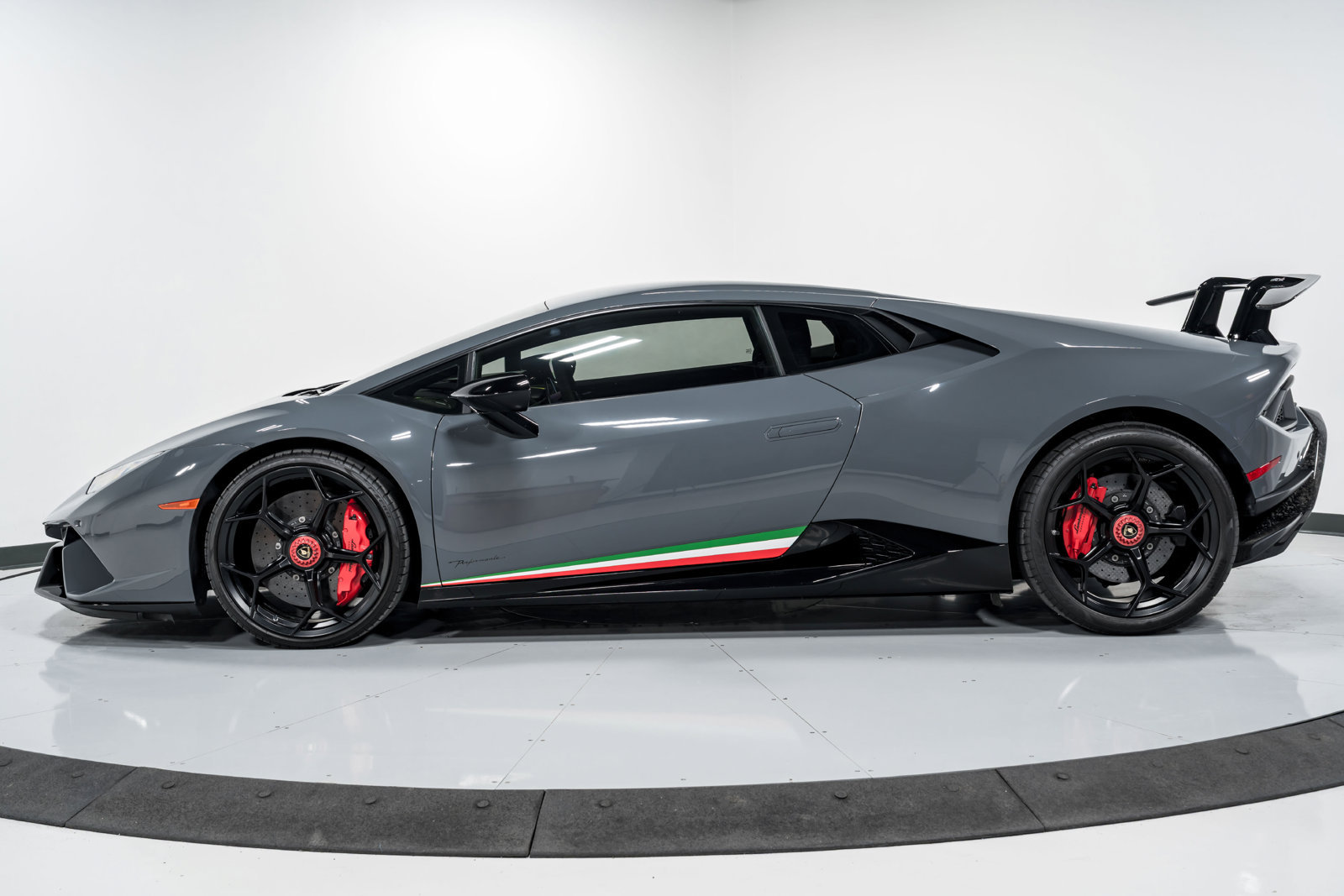 Used 2018 Lamborghini Huracan Performante AWD/4WD image 6