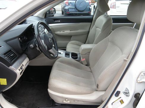 Used 2010 Subaru Legacy 2.5i Premium image 8
