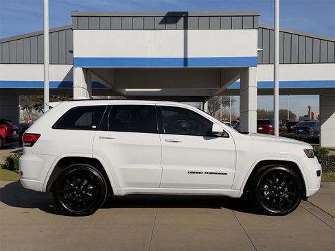 Used 2021 Jeep Grand Cherokee Laredo X image 3
