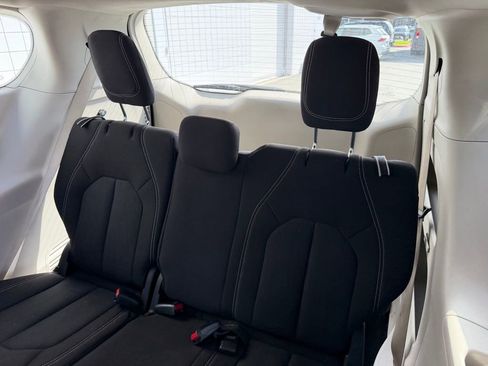 Used 2023 Chrysler Voyager LX image 18