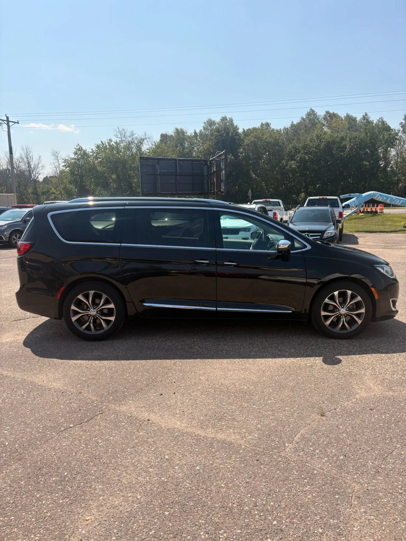 Used 2017 Chrysler Pacifica Limited w/ Advanced Safetytec Group FWD image 4