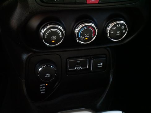 Used 2017 Jeep Renegade Latitude w/ Cold Weather Group AWD/4WD image 23
