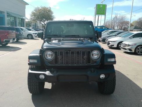 Used 2024 Jeep Wrangler Unlimited Rubicon image 2