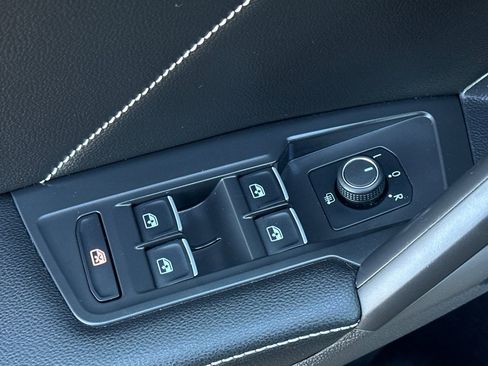 Used 2022 Volkswagen Tiguan SE image 12