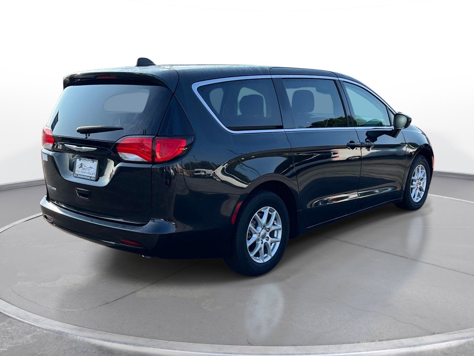 Used 2023 Chrysler Voyager LX FWD image 4