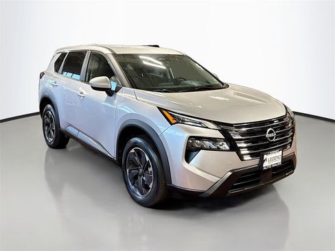 Used 2024 Nissan Rogue SV image 3