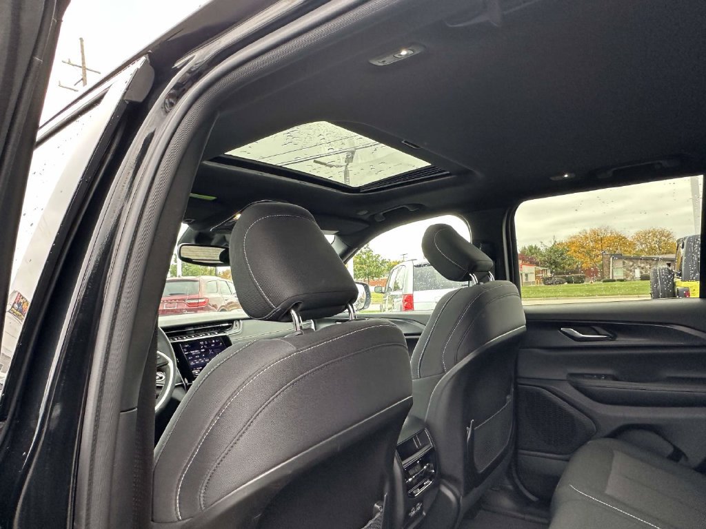 Used 2024 Jeep Grand Cherokee Laredo X w/ Luxury Tech Group I AWD/4WD image 16