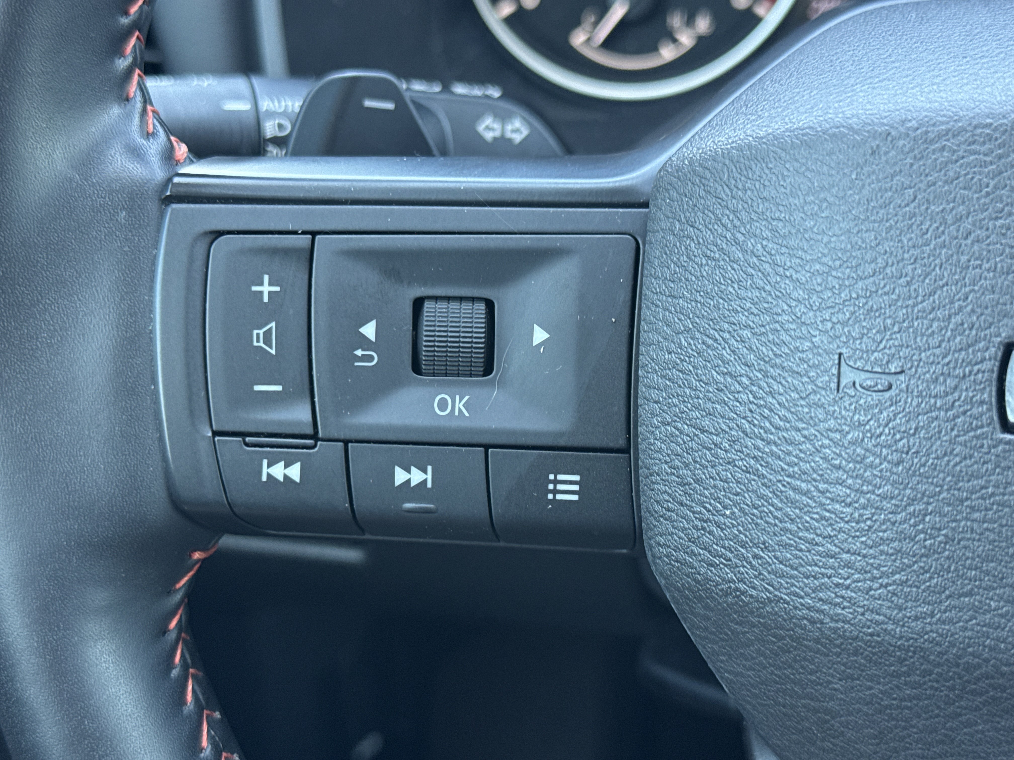 Used 2025 Nissan Rogue SV AWD/4WD image 16