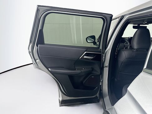 Used 2025 Mitsubishi Outlander SE image 27