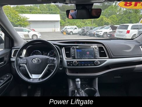 Used 2018 Toyota Highlander XLE AWD/4WD image 14