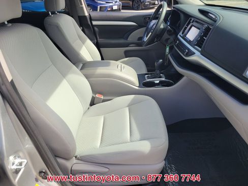 Certified 2017 Toyota Highlander LE w/ Carpet Mat Package image 15