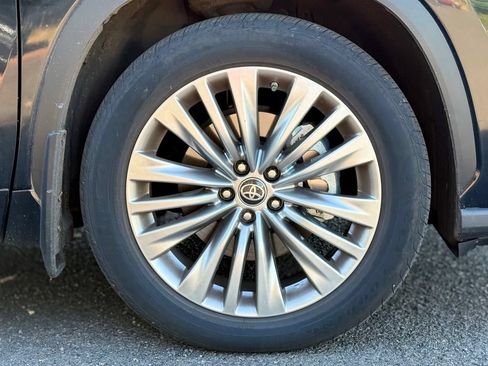 Certified 2024 Toyota Highlander Platinum AWD/4WD image 9