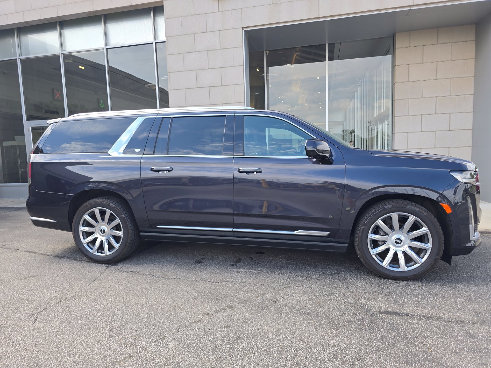 Used 2023 Cadillac Escalade ESV Premium Luxury Platinum w/ LPO, Floor Liner Package AWD/4WD image 24