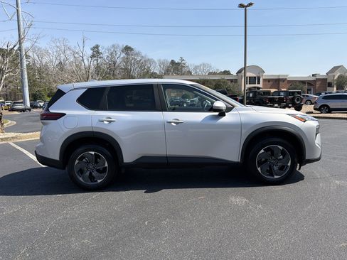 Used 2025 Nissan Rogue SV image 4