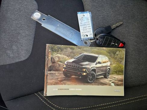 Used 2018 Jeep Cherokee Latitude FWD image 24