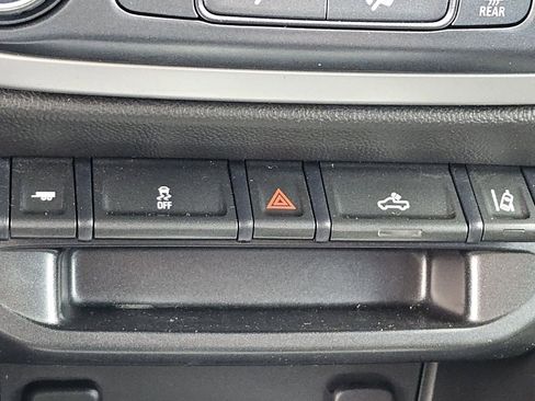 Used 2018 Chevrolet Colorado LT w/ LT Convenience Package RWD image 12