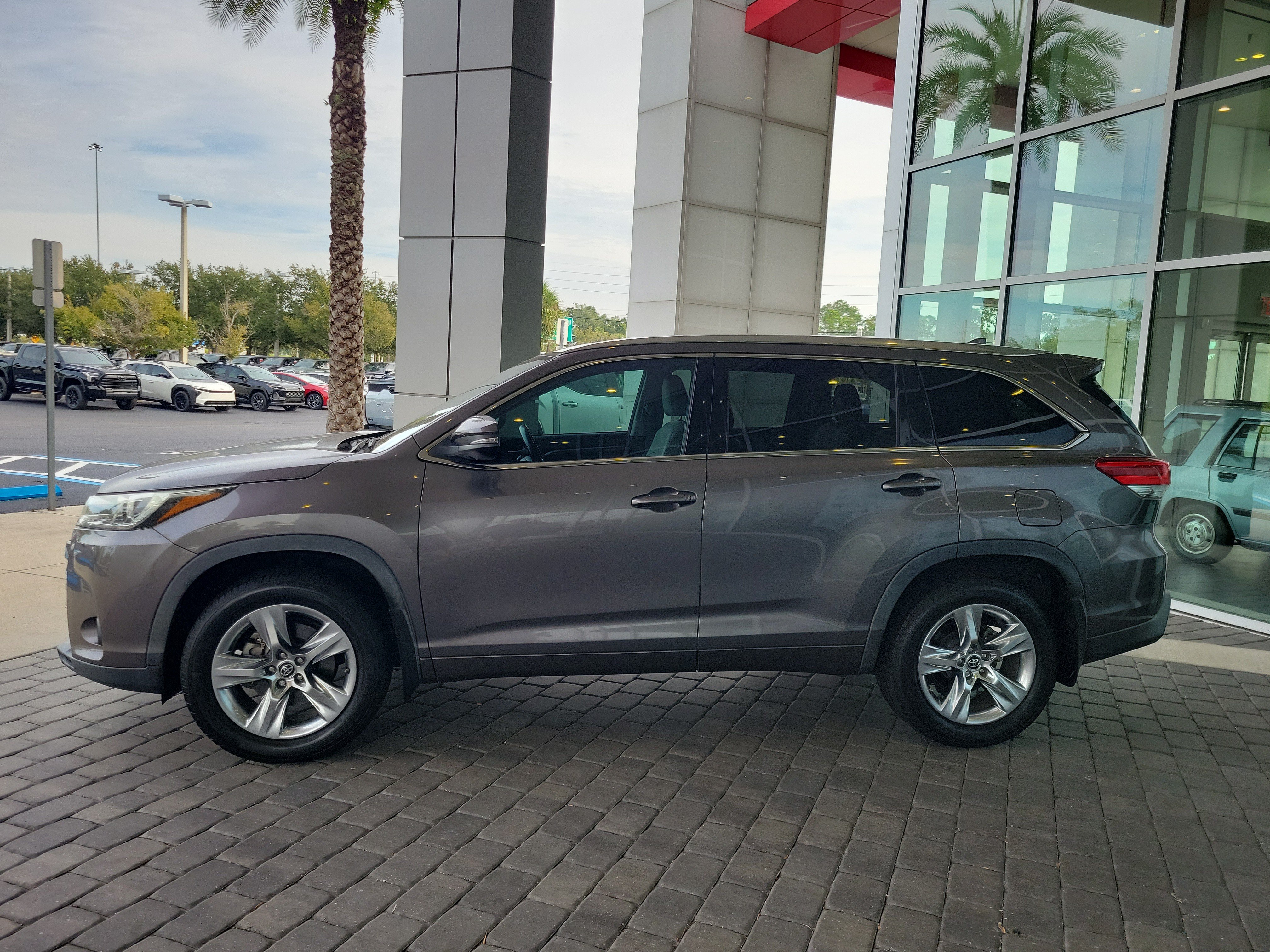 Used 2019 Toyota Highlander Limited FWD image 3