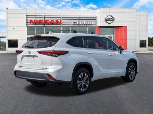 Used 2023 Toyota Highlander XLE AWD/4WD image 3
