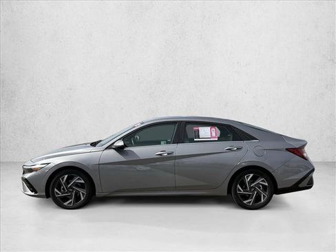 Certified 2025 Hyundai Elantra Limited FWD image 8