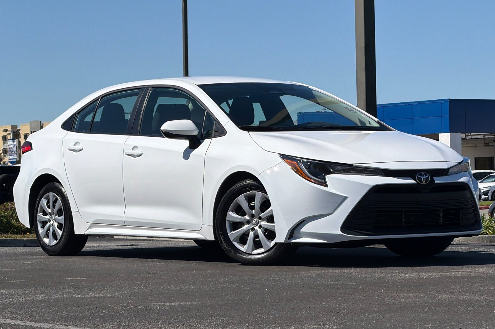 Used 2025 Toyota Corolla LE FWD image 2